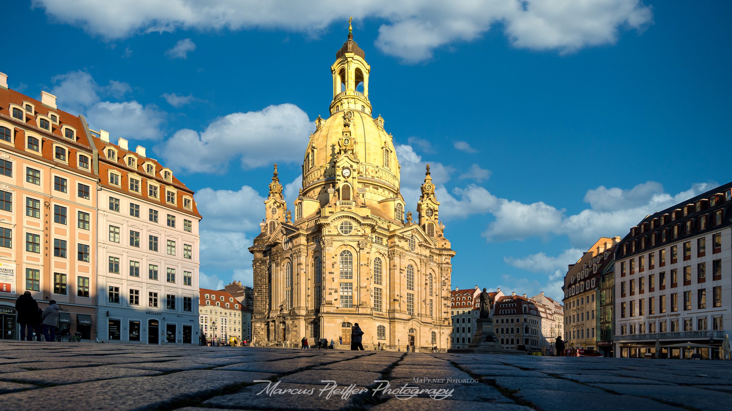 Frauenkirche in Dresden aus der Froschperspektive