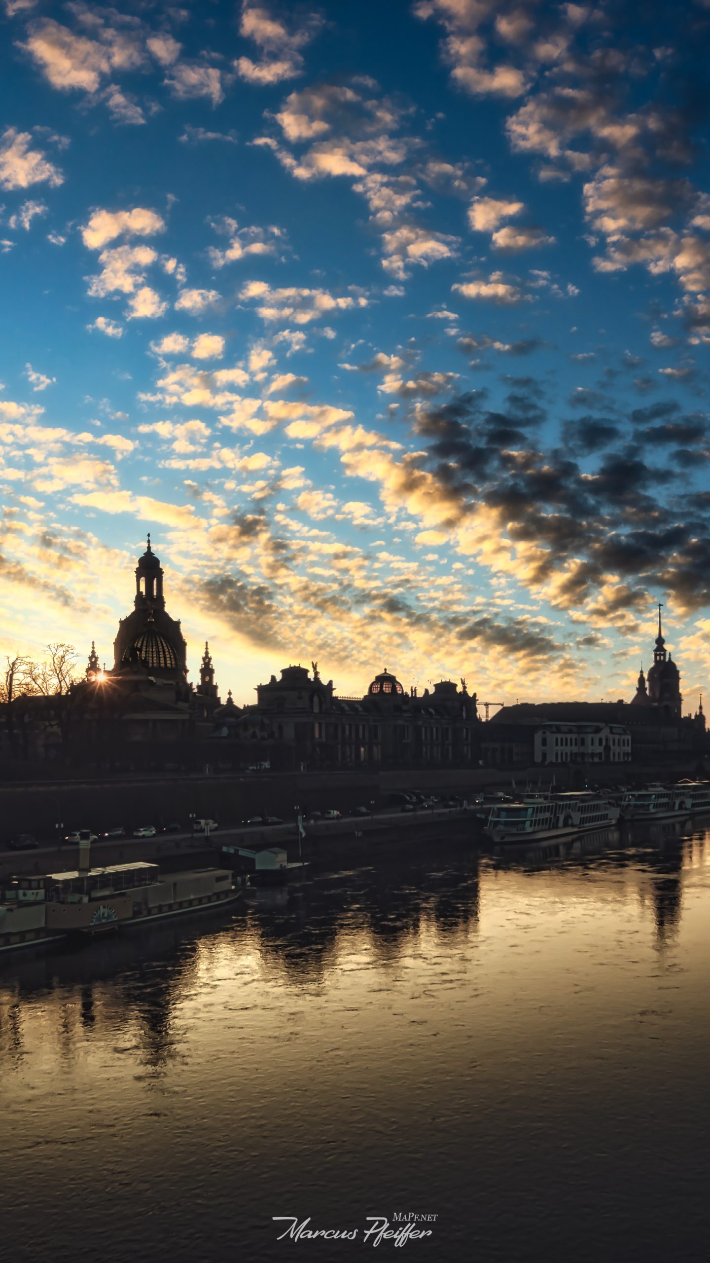 Skyline von Dresden mit der Frauenkirche im Hintergrund und der Elbe im Vordergrund